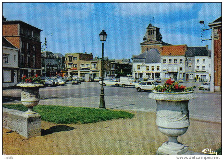 Carte Postale 59. Le Quesnois   La Grand'Place Trés Beau Plan - Le Quesnoy