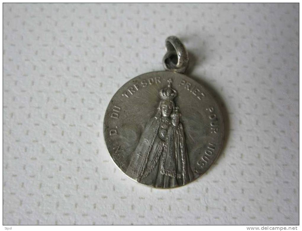 Médaille  Représentant Notre Dame Du Trésor Remiremont   Dos Vierge D Inscription Mais 3 Roses Et Feuillage - Religión & Esoterismo