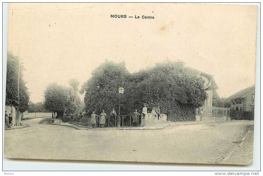 MOURS     -     Le Centre (carte Vendue En L'état). - Mours