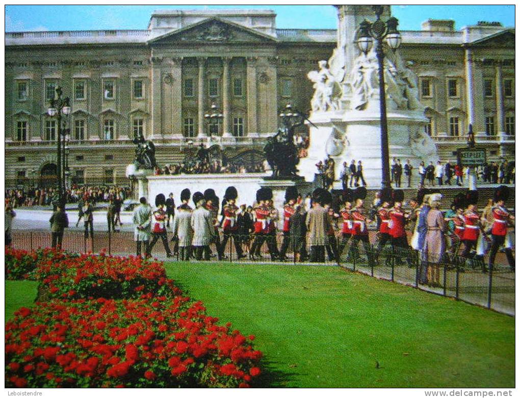 CPM OU CPSM -ANGLETERRE-LONDON -BUCKINGHAM PALACE-ANIMEE - Buckingham Palace