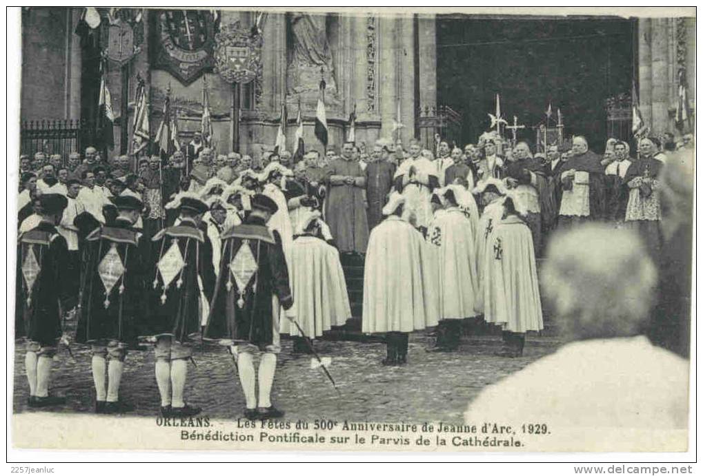 Cp Orléans Les Fete Du 500e Anniversaire De Jeanne D´arc 1929 Bénedictionpontificale Sur Le Parvis De La Cathédrale - Funerali