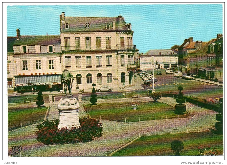 65 - Hautes Pyrénées /  VIC En BIGORRE : Place De L' Hôtel De Ville - Vic Sur Bigorre