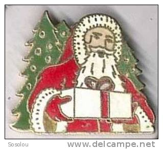 Le Pere Noel Avec Un Cadeau - Kerstmis