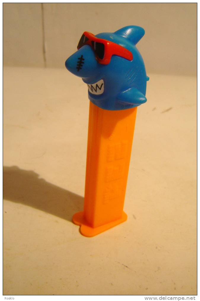 PEZ DISTRIBUTEUR / ANCIEN / 1999 LE REQUIN RIEUR / TRES BEL ETAT - Pez