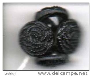 4 PETITS BOUTONS NOIRS - EN FORME DE ROSE - Buttons