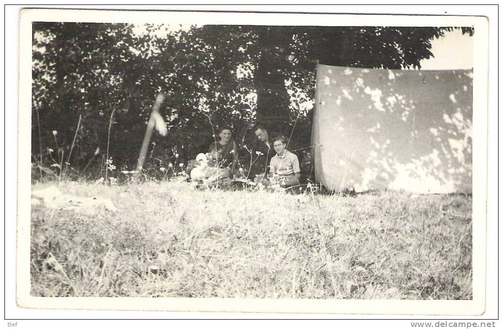 Famille En Vacances ;Camping Devant Leur Tente; Carte Photo ; Années 40/50; TB - Non Classés