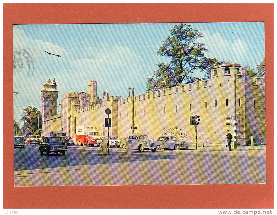 CARDIFF   Année 1965    PAYS DE GALLES . CARDIFF CASTLE. ANIMEE CPsm   1956  ,  Camion FIRESTONE - Altri & Non Classificati