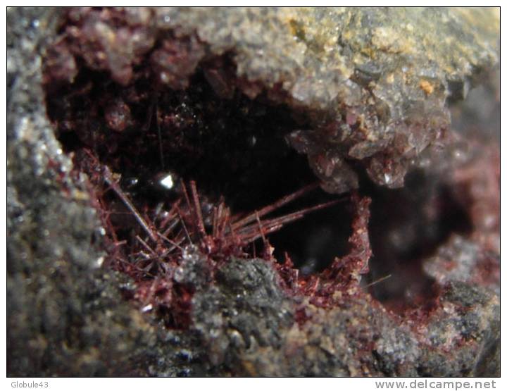 GNEISS AVEC STIBINE ET GEODES DE QUARTZ A STIBINE CRISTAL KERMESITE ET RARE OXYDES JAUNE - Mineralien