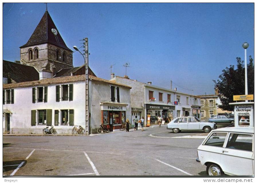 85 - Belle CPSM Beauvoir-sur-Mer - La Place Et Le Clocher (commerces) - Beauvoir Sur Mer