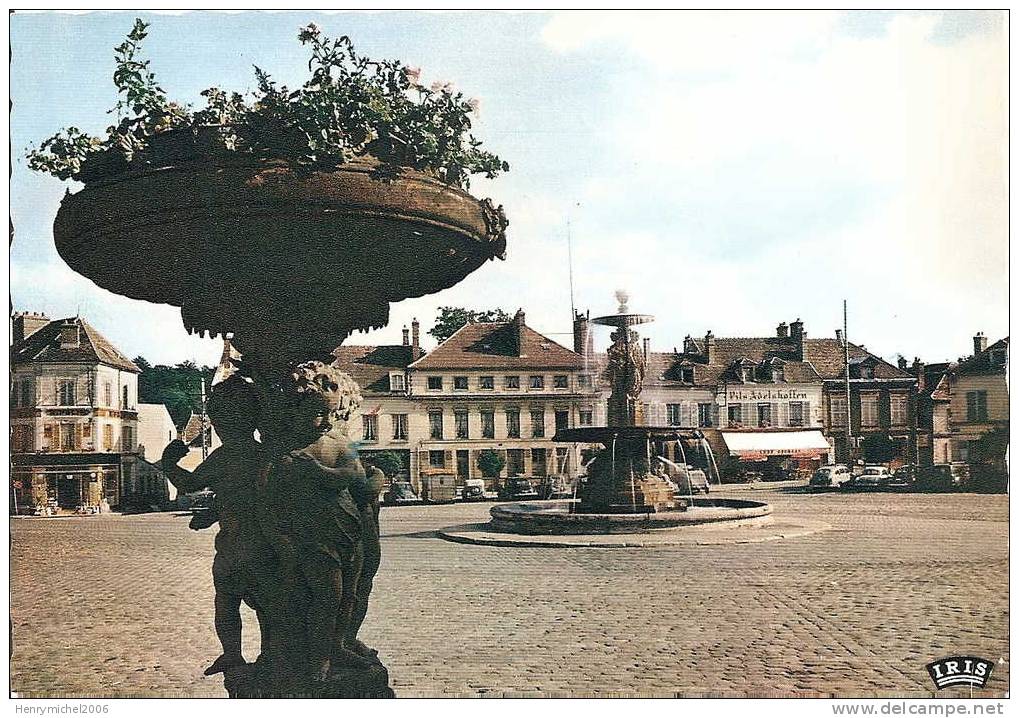 Melun ( Seine Et Marne) La Place St Jean , Photo Y. Hodbert - Melun