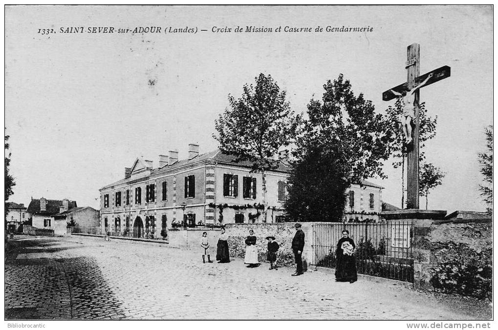 D40 - ST SEVER Sur ADOUR - VUE ANIMEE DE LA CROIX DE MISSION ET CASERNE DE GENDARMERIE - Saint Sever