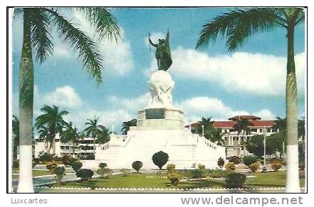 LA ESTATUA DE VASCO NUNEZ DE BALBOA .QUIEN DESCRUBIO EL OCEANO PACIFICO EN 1513.CIUDAD DE PANAMA. - Panama