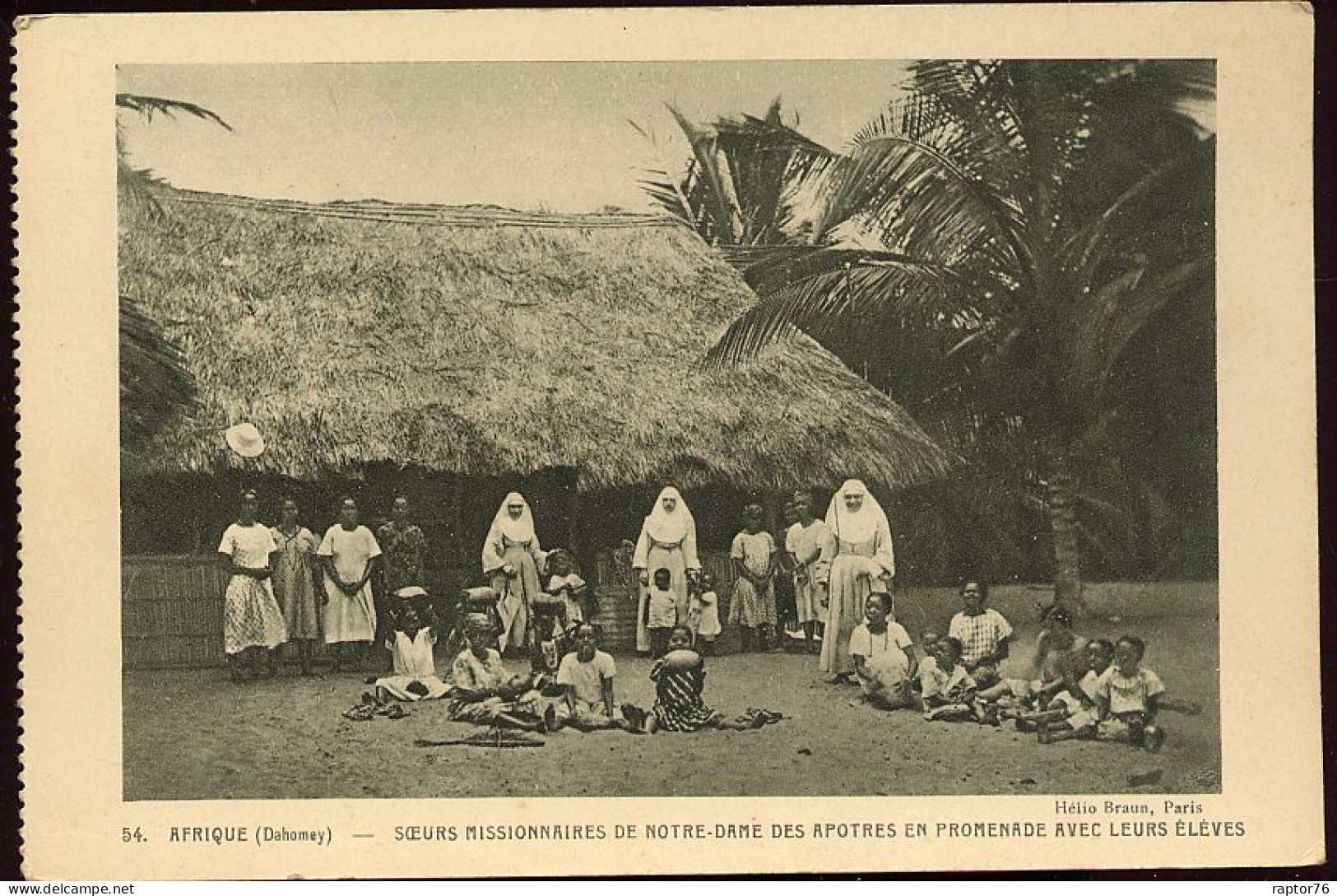 CPSM Non écrite Afrique Dahomey Soeurs Missionnaires De N. D. Des Apôtres En Promenade Avec Leurs élèves (issue Carnet) - Dahomey