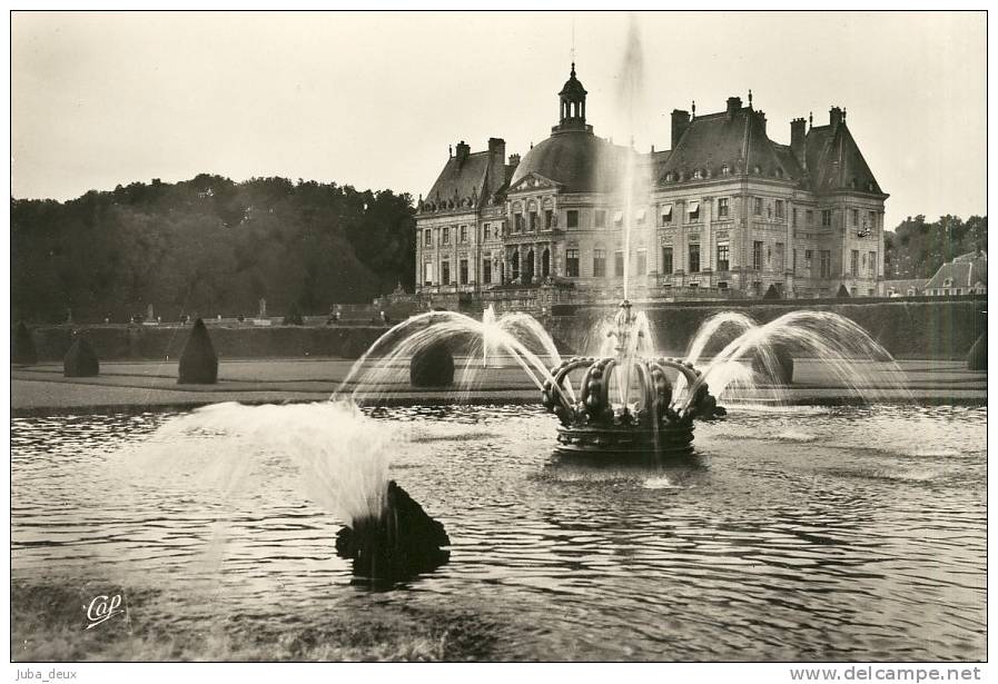 Environs De Melun .  Vaux Le Vicomte .  Bassin De La Couronne Et Château .  BELLE CPSM . - Vaux Le Vicomte