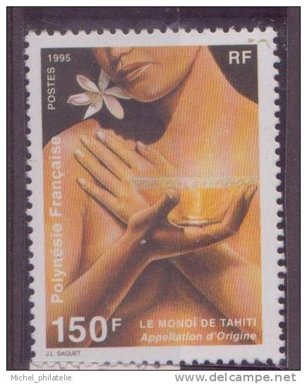 POLYNESIE N° 476**NEUF SANS CHARNIERE JEUNE FILLE S'ENDUISANT DE MONOI - Neufs