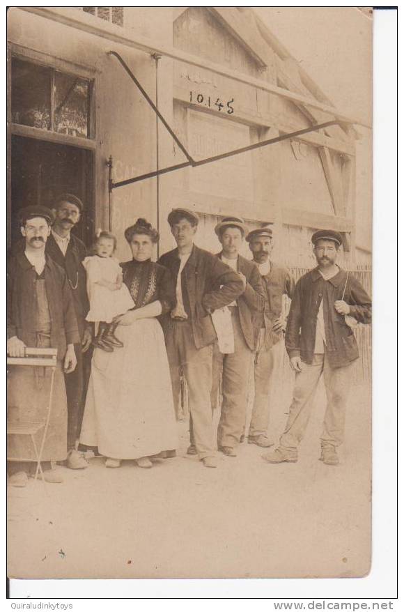 Belle Carte Photo D'une Famille Prise Devant Son Commerce (cafe Et Bucheron) Probablement à PARIS Gros Plan - Negozi