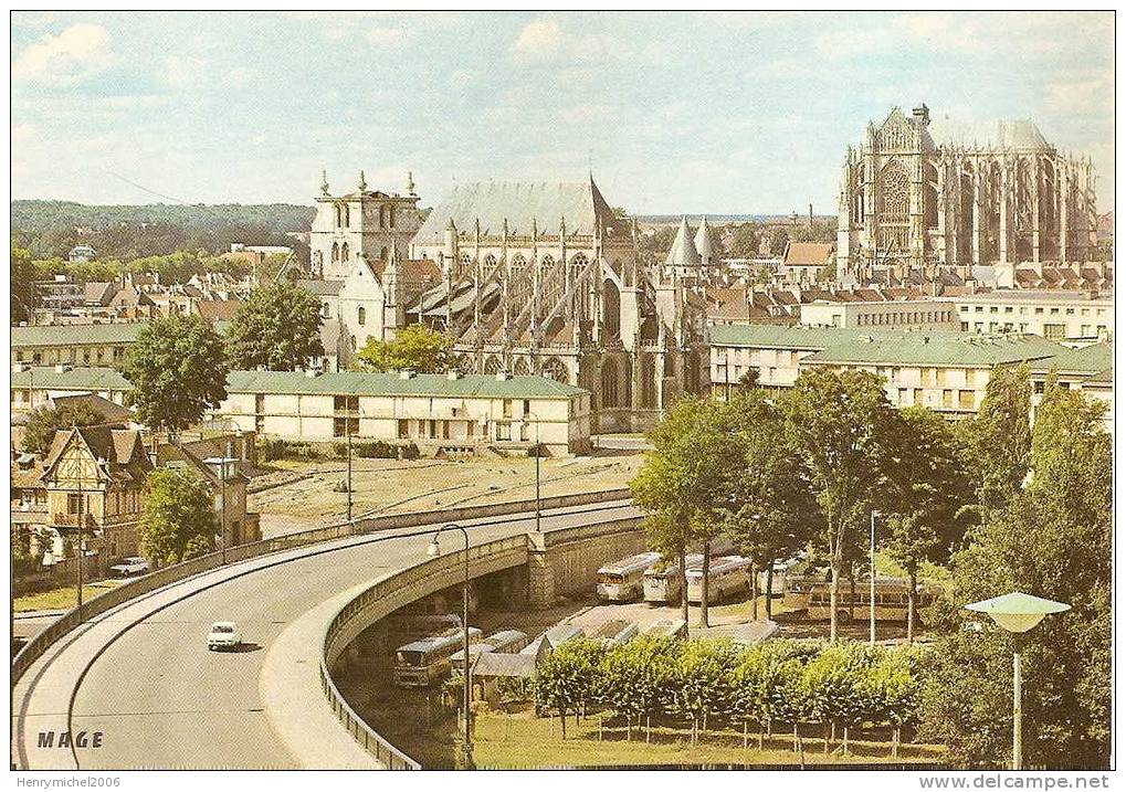 Beauvais ( Oise) Vue Panoramique Et Bus Car - Beauvais