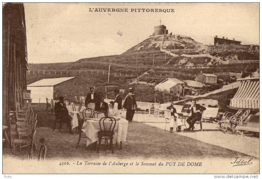 LA TERRASSE DE L AUBERGE ET LE SOMMET DU PUY DE DOME  EMPLOYE SUPERBE - Autres & Non Classés