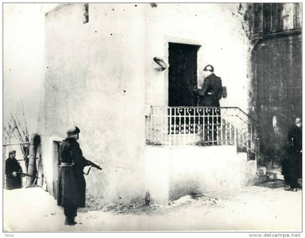 Photo Sur L'Histoire De La Résistance Française - Groupements Mobiles De Réserve Effectuant Une Perquisition - Documents Historiques