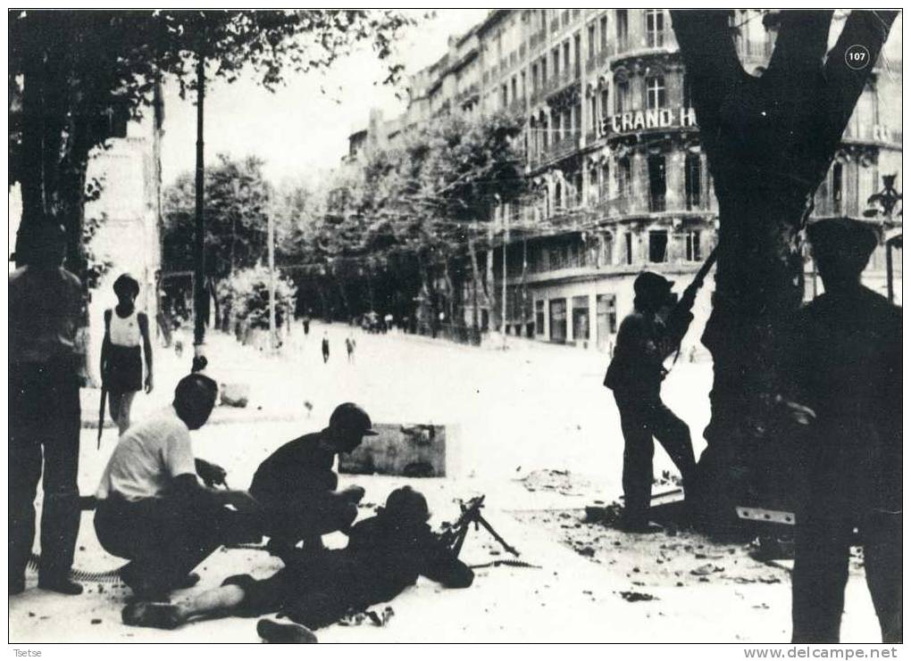 Photo Sur L´Histoire De La Résistance Française -Marseille, Les Combattants De La Résistance Contrôlent Un Carrefour - Documents Historiques