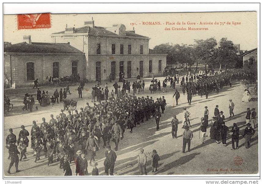 Carte Postale Ancienne Romans Sur Isère - Place De La Gare. Arrivée Du 75e De Ligne Des Grandes Manoeuvres - Militaires - Romans Sur Isere