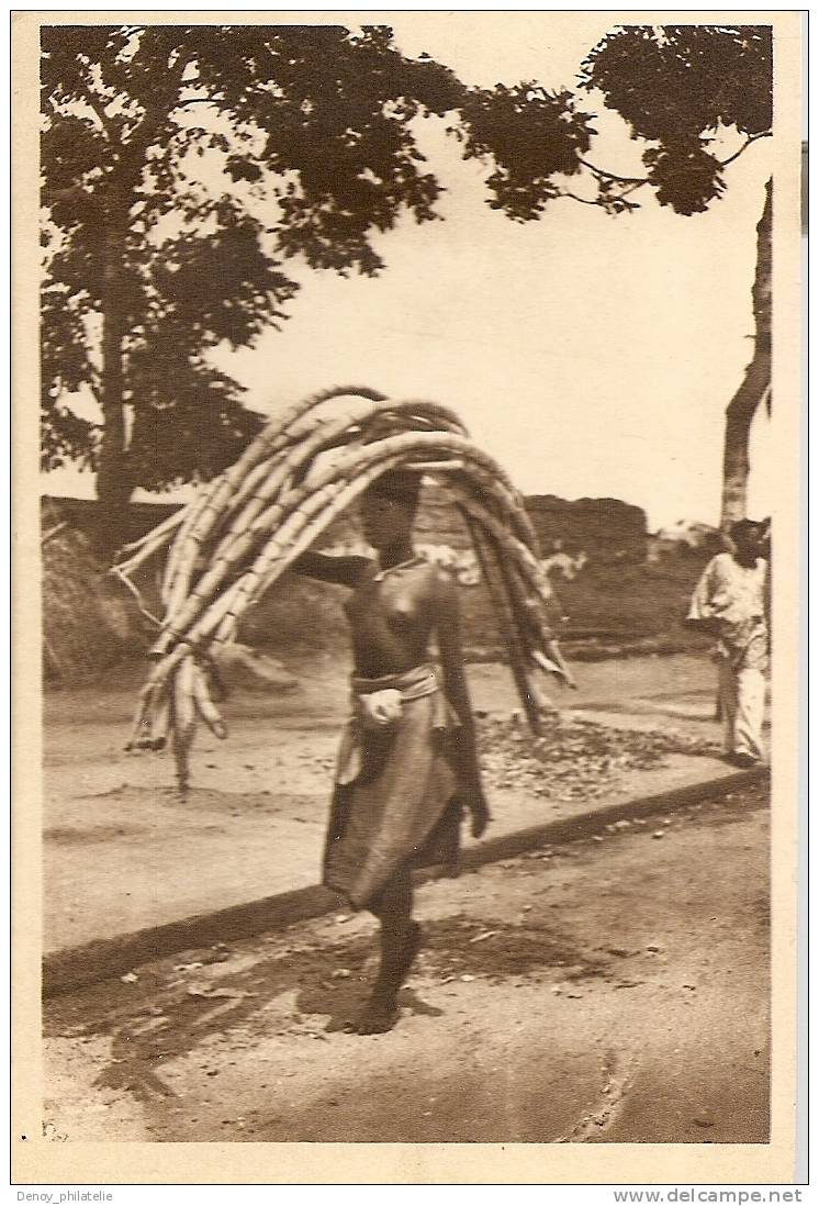 AFRIQUE / PORTO NOVO / PORTEUSE DE CANNES A SUCRE - Dahomey