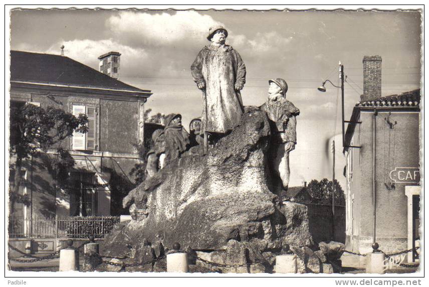 Carte Postale 85. Sainte-Hermine  Monument G. Clémenceau Sculpture De Sicard   Trés Beau Plan - Sainte Hermine