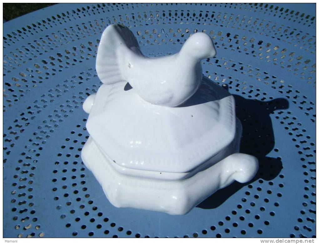 Petite Soupiere  -faience- Blanche- Decor Pigeon Ou Tourterelle Sur Le Couvercle -hauteur Totale 20cm Avec Le Couvercle - Autres & Non Classés