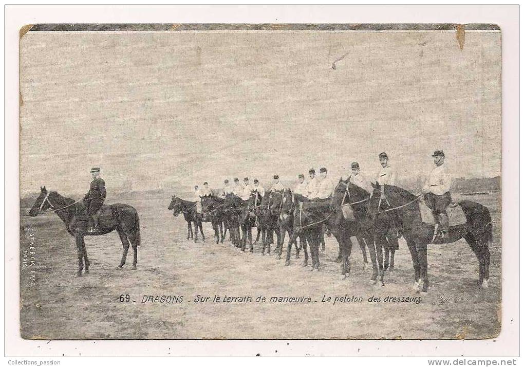 Cp , MILITARIA , DRAGONS , Sur Le Terrain De Manoeuvre , Le Peloton De Dresseurs , Publicité - Manoeuvres