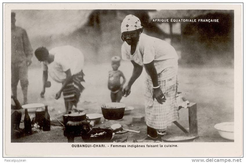 CARTE PHOTO OUBANGUI-CHARI - FEMMES INDIGENES FAISANT LA CUISINE - Central African Republic