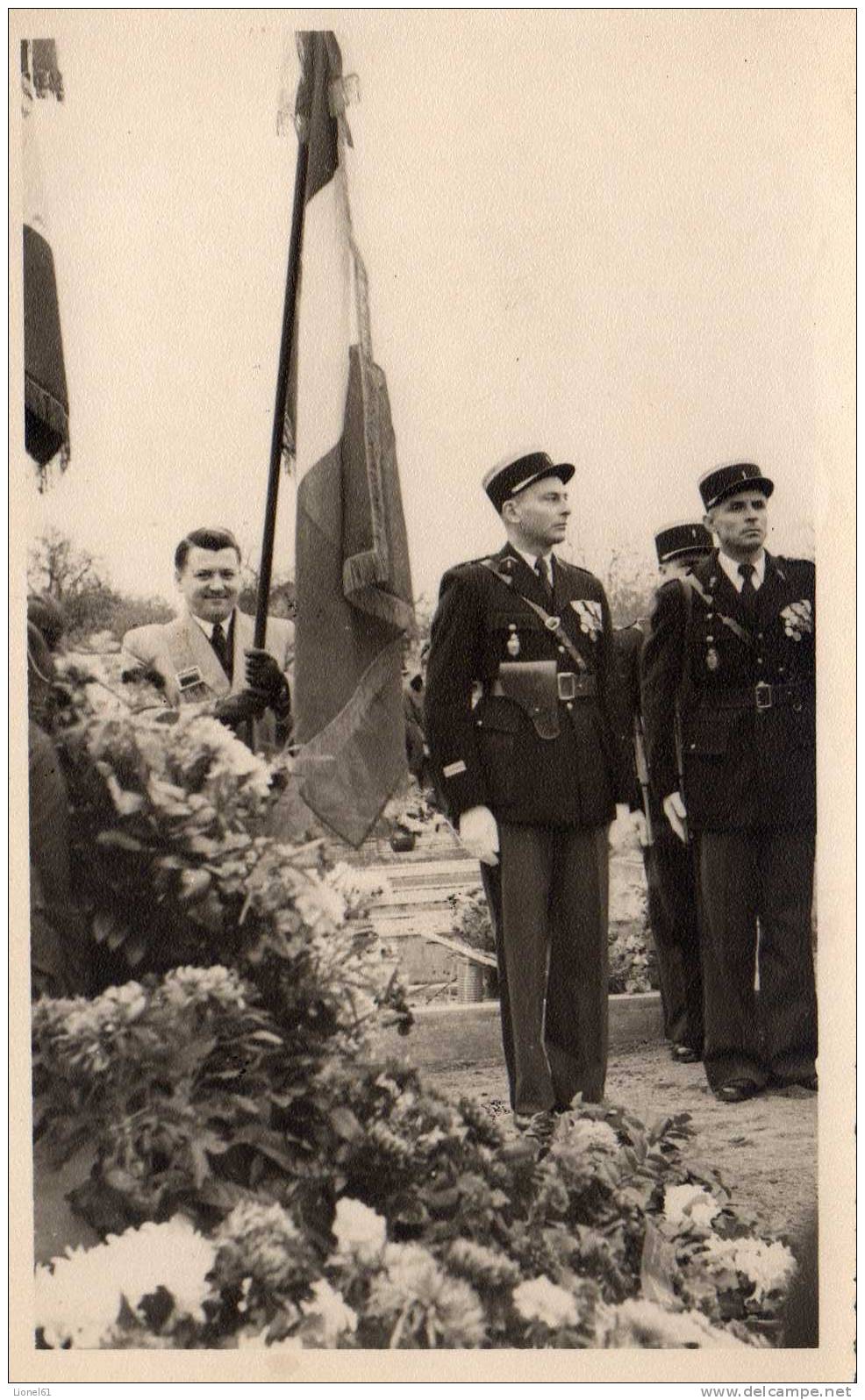 DECIZE : (58) PHOTO  "Le Lieutenant Charton à La Tête De Son Unité Le 11 Novembre 1953 à Decize (marquée Au Dos) - Decize