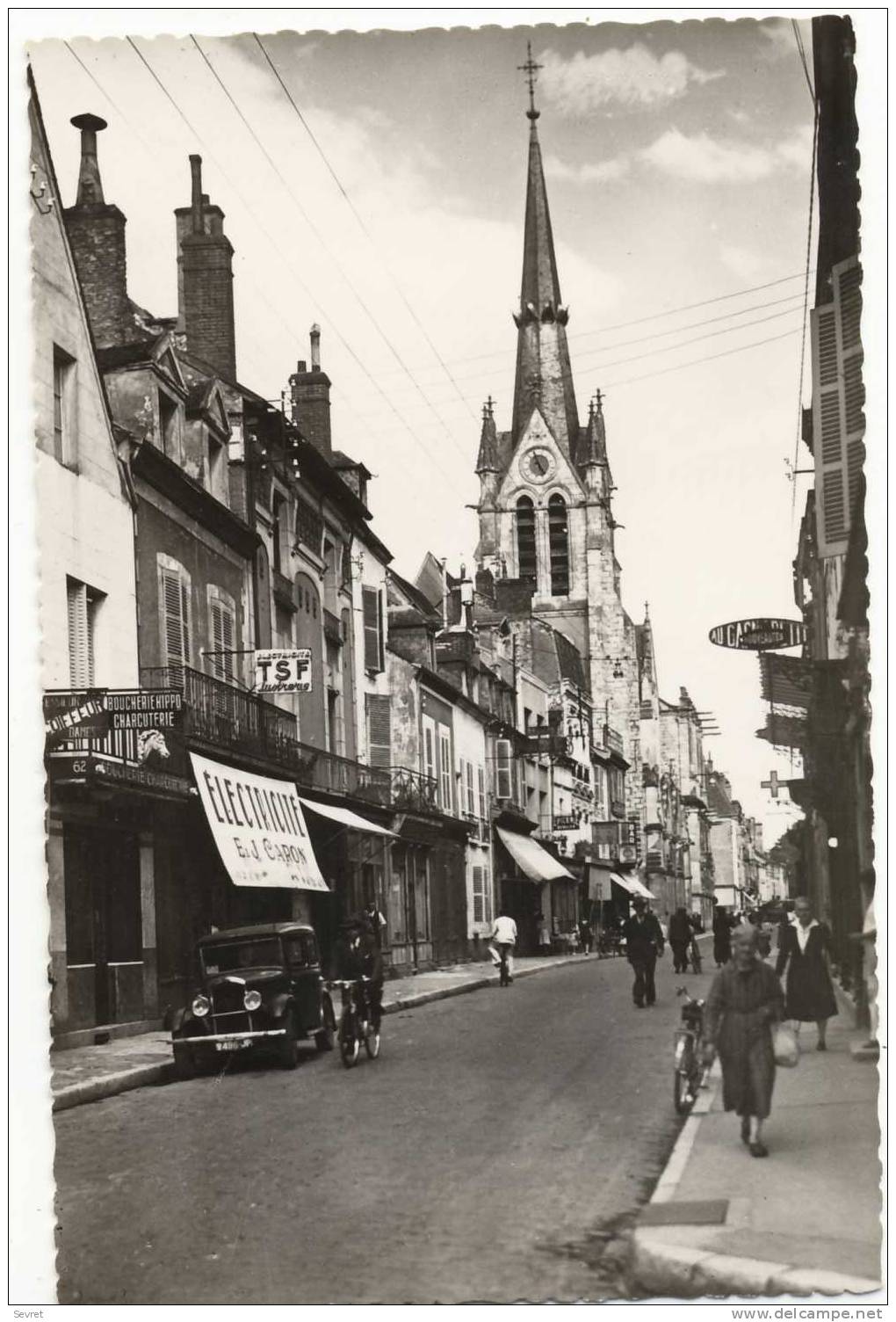 MONTARGIS -Rue Du Général Leclerc.  Commerces, Voitures Et Animation. - Montargis