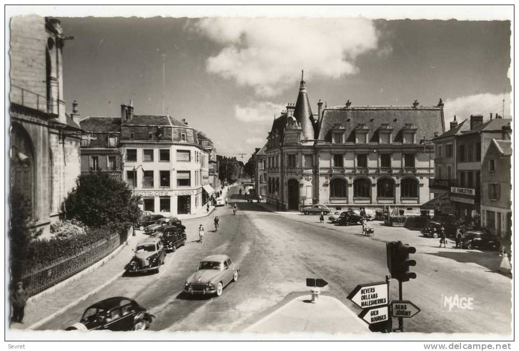 MONTARGIS -Place Mirabeau .  Voitures . CPSM 9x14 - Montargis