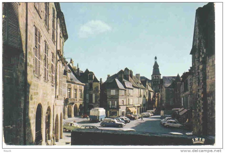 SARLAT (Dordogne): Place Et Rue De Le Liberté (voitures Renault 4L - DS Break) - Sarlat La Caneda