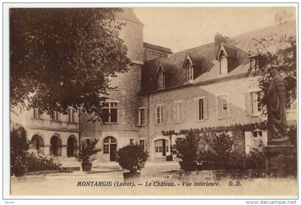 MONTARGIS  -Le Château - Vue Intérieure . - Montargis