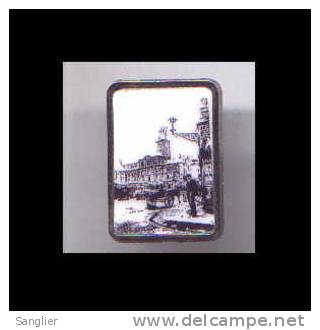 PIN'S -CHARLEVILLE MEZIERES - PLACE DUCALE . MAIRIE  (ARDENNES) - Pin's (Badges)