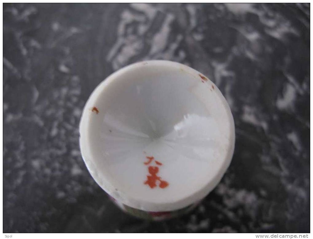 Coquetier Ancien En  Porcelaine D Origine Asiatique ( Chine ? Japon ? ) - Sonstige & Ohne Zuordnung