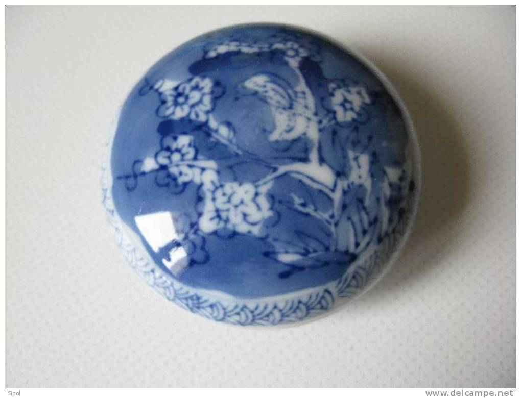 Boite Circulaire Non Publicitaire En Porcelaine Blanche Et Bleue D Origine Asiatique - Boîtes