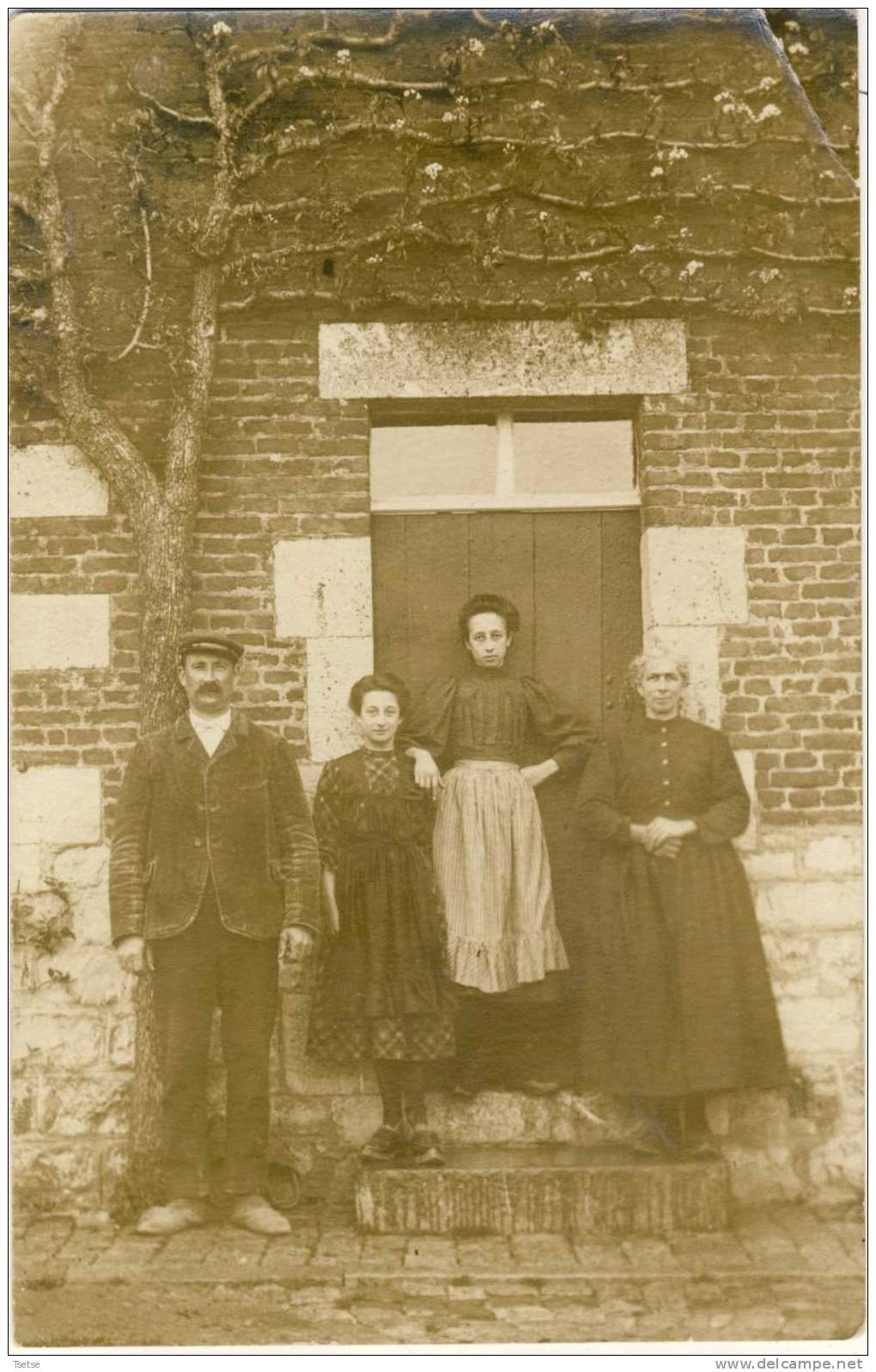 Carte-photo D´un Famille Devant Sa Maison ( Nord De La France ) - Da Identificare