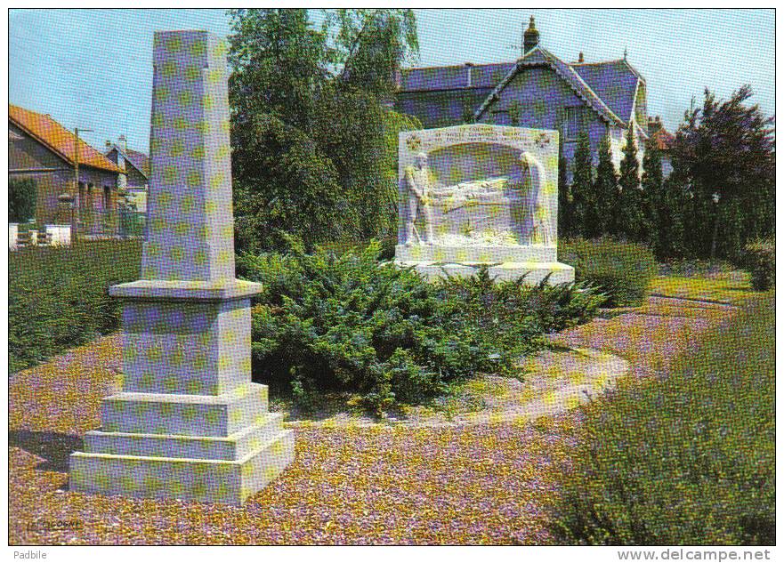 Carte Postale 80. Friville Escarbotin   Le Monument Aux Morts Trés Beau Plan - Friville Escarbotin