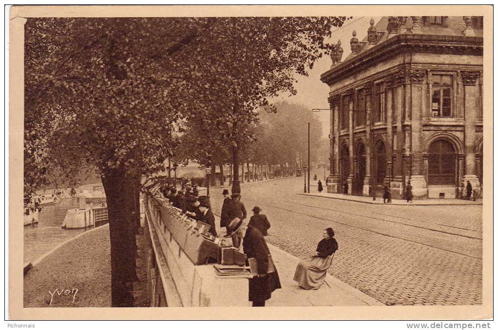 75 PARIS  En Flanant  Bouquinistes Du Quai Conti Institut De France - La Seine Et Ses Bords