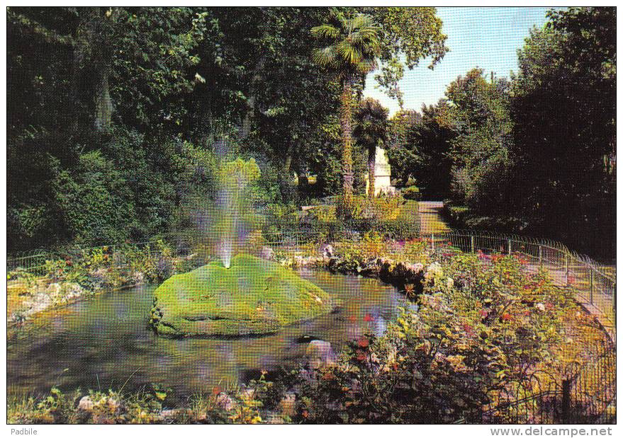 Carte Postale 34. Lunel  Jardin Public Et Son Jet D'eau Trés Beau Plan - Lunel