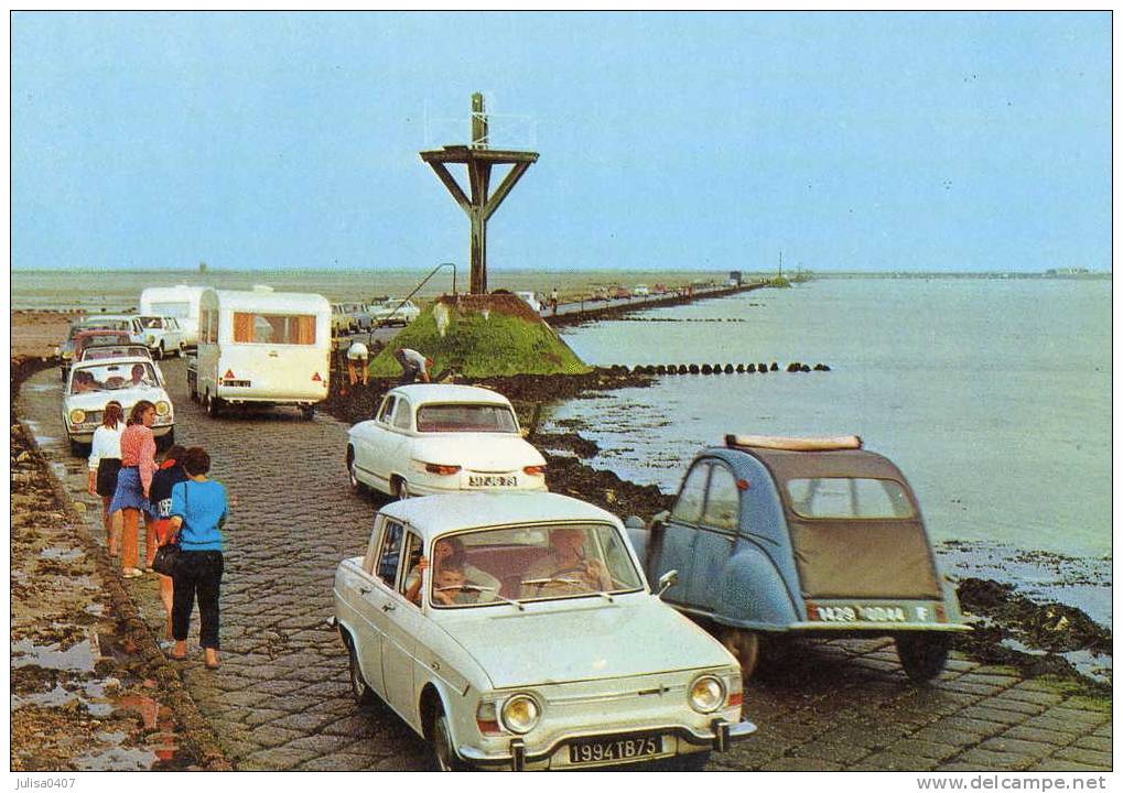 PASSAGE DU GOIX NOIRMOUTIER (85) Cpsm Automobiles 2 Cv Citroen Renault Panhard - Voitures De Tourisme