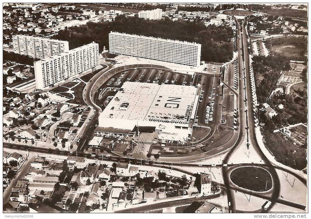 Lyon Bron ( Rhone) Vue Aérienne Des Grands Magasins " Les Nouvelles Galeries" En 1971 - Bron