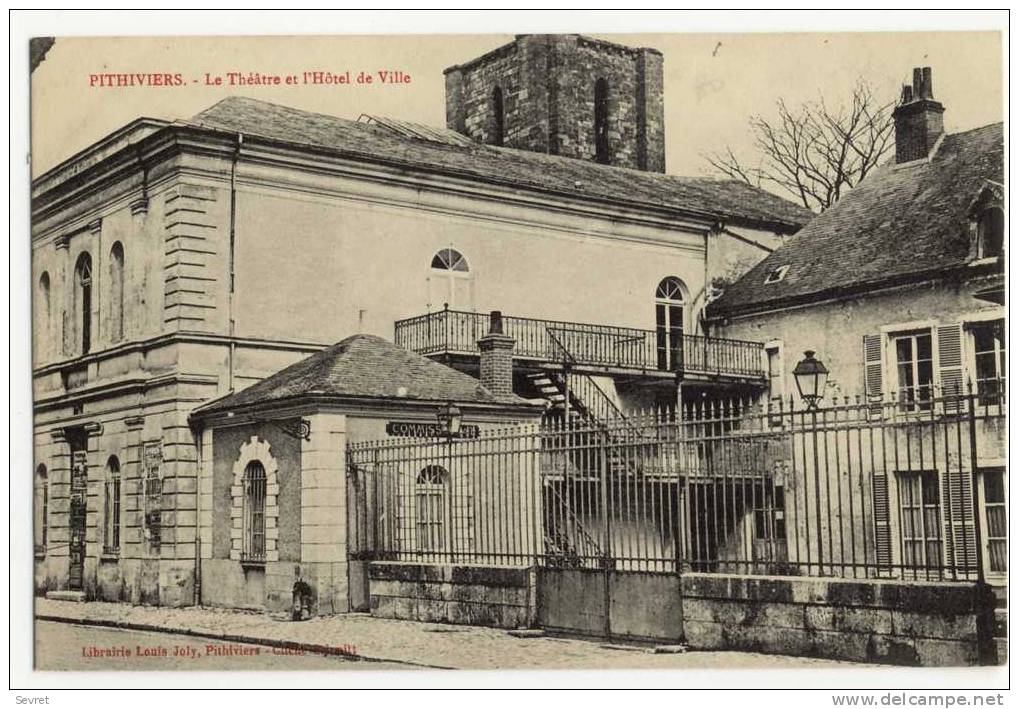 PITHIVIERS. - Le Théâtre Et L'Hôtel De Ville - Pithiviers