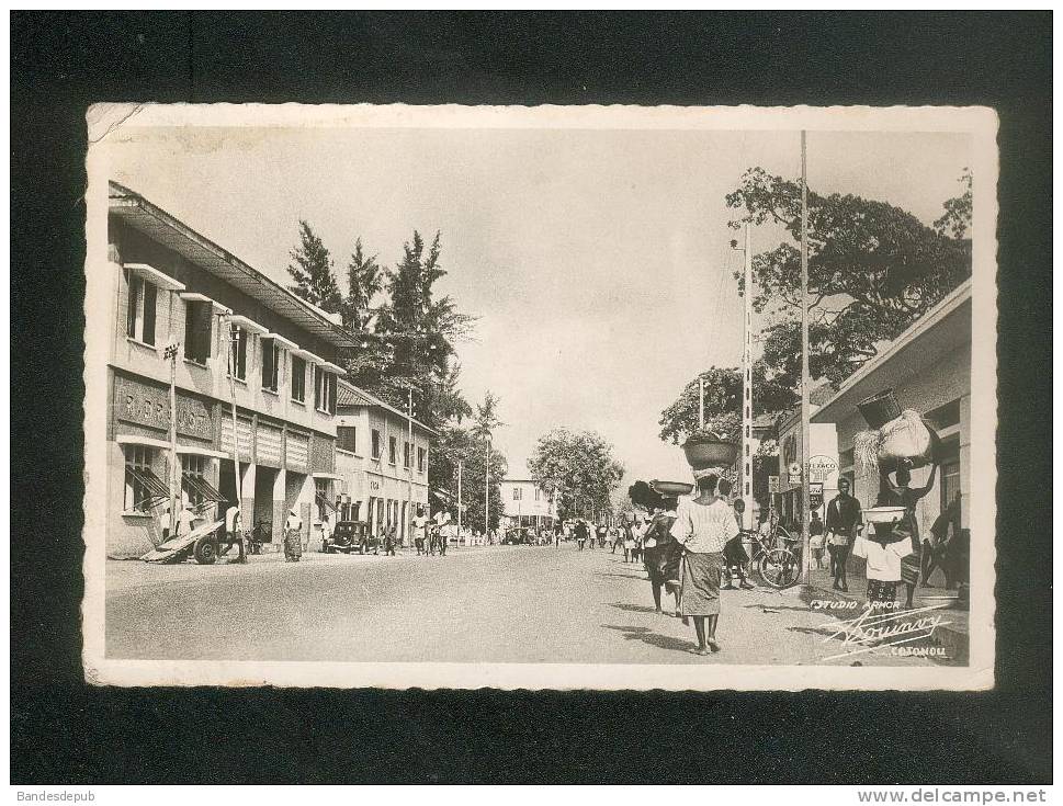 CPSM - Afrique Occidentale Française - Dahomey - COTONOU - Une Rue ( Animée Station Service Texaco Ed. Rouinvy 17) - Dahomey