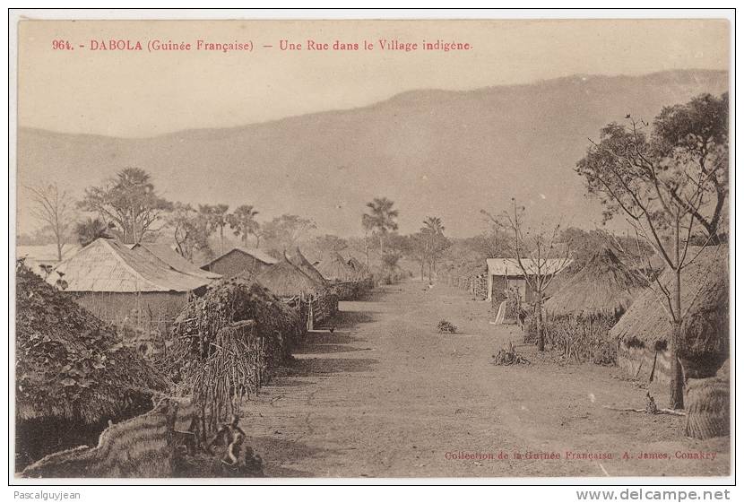 CPA GUINEE DABOLA RUE DANS LE VILLAGE INDIGENE - Guinée