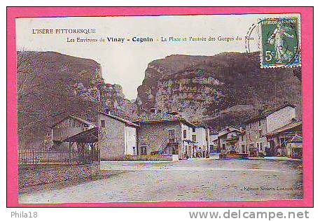Les Environs De VINAY-COGNIN  La Place Et L´entrée Des Gorges Du Nan  Café - Vinay