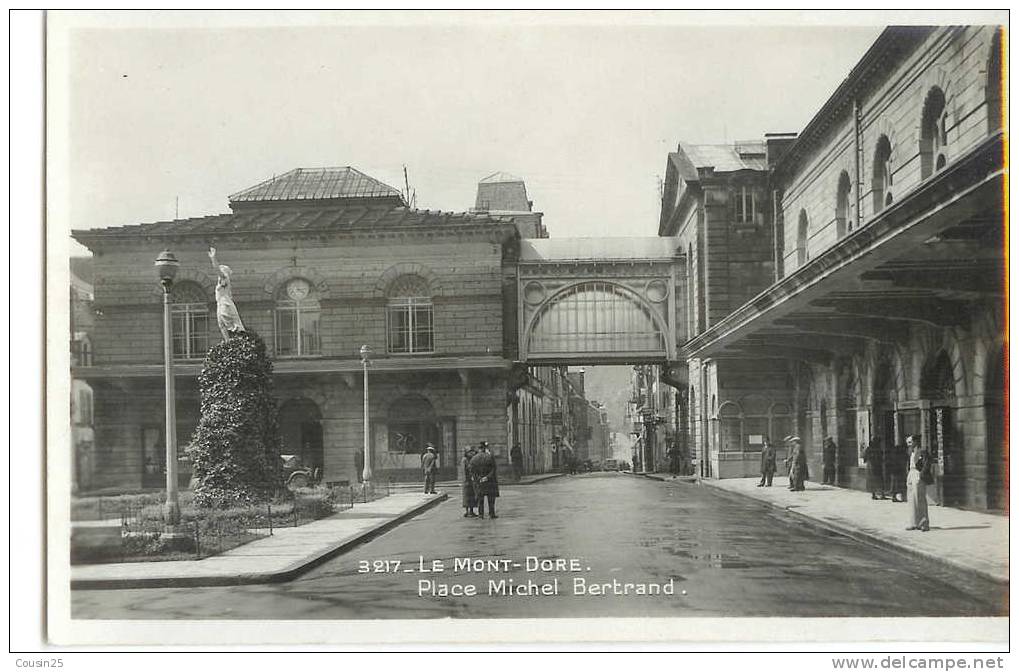 63 LE MONT-DORE - Place Michel Bertrand - Le Mont Dore