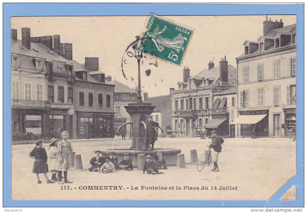 CPA 03 @ COMMENTRY @ La Fontaine Et La Place Du 14 Juillet.@ Animation , Beau Plan@ - Commentry